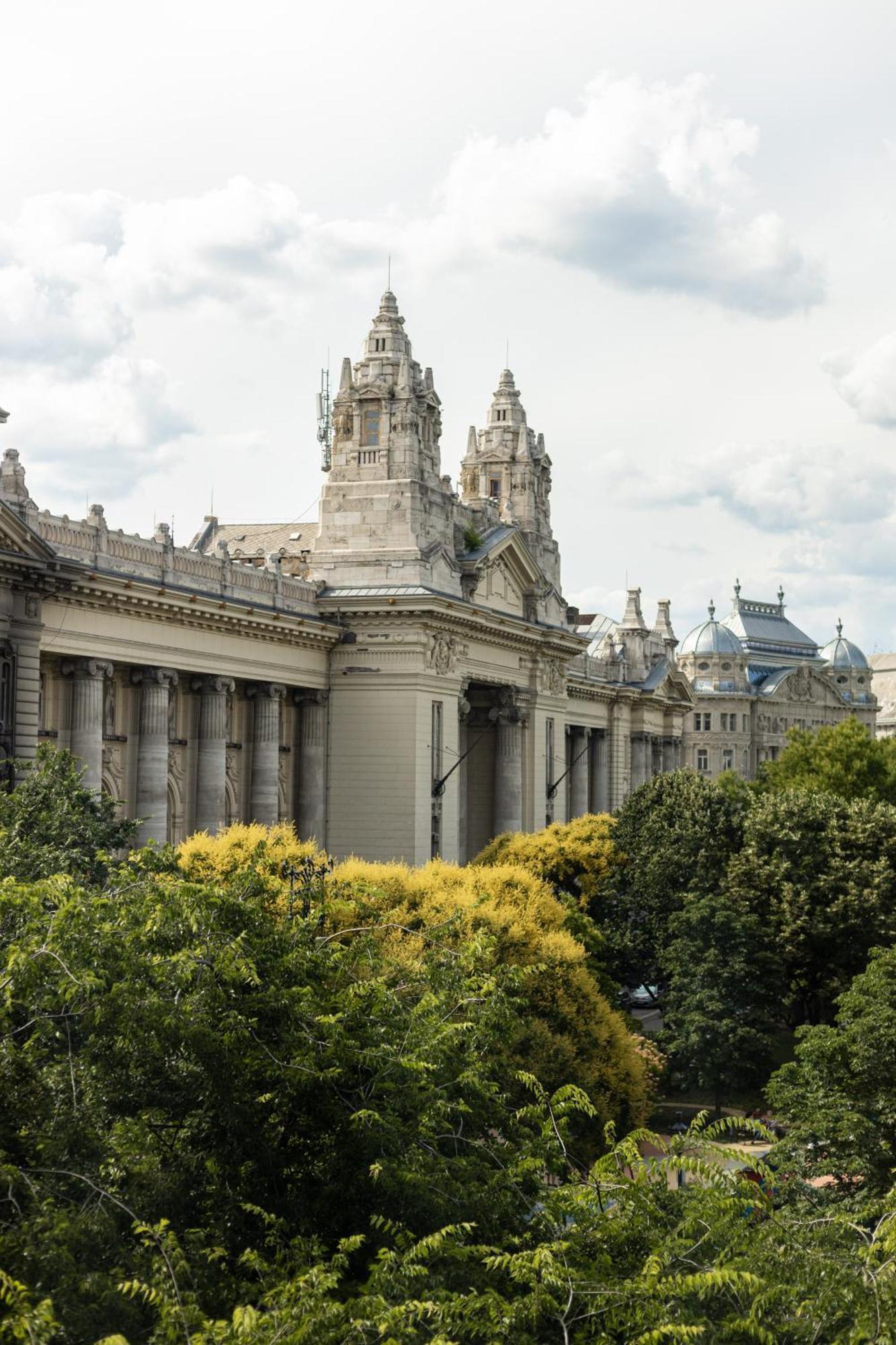 Verno House Budapest, Vignette Collection By Ihg Exterior photo The Palace of Justice in Paris